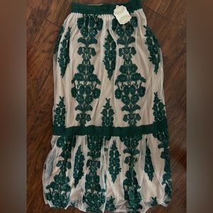 Altar’d State maxi skirt sz S NWT green lace nude lined Christmas holiday photos